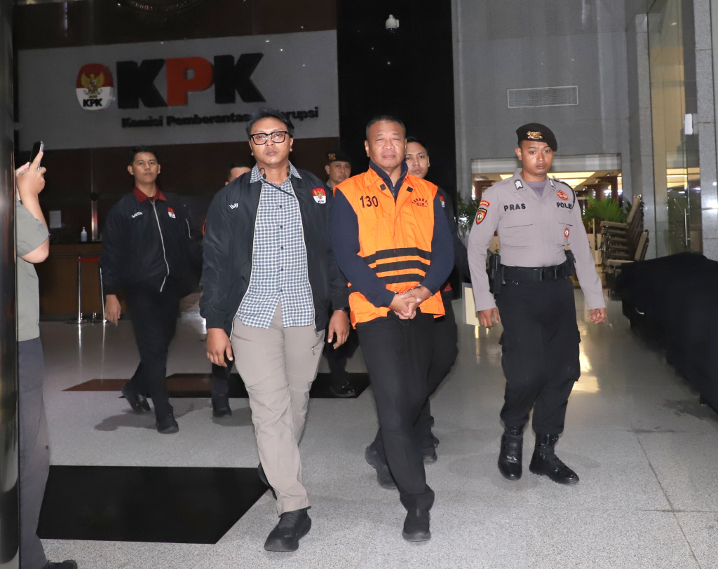 KPK resmi menahan tersangka Bupati Tulungagung Gatut Sunu Wibowo dan Ajudan (ADC) Dwi Yoga Ambal terkait kasus korupsi pemerasan di Pemkab Tulungagung (Ashar/SinPo.id)