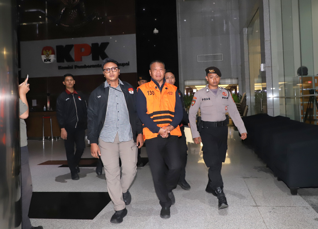 KPK resmi menahan tersangka Bupati Tulungagung Gatut Sunu Wibowo dan Ajudan (ADC) Dwi Yoga Ambal terkait kasus korupsi pemerasan di Pemkab Tulungagung (Ashar/SinPo.id)