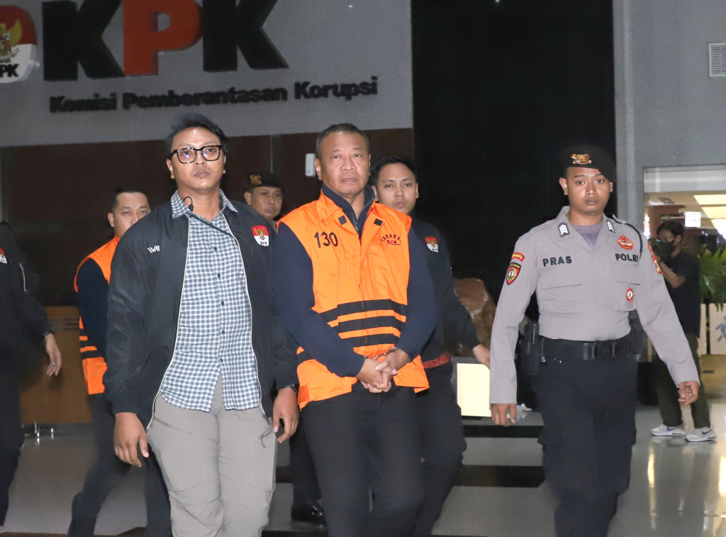 KPK resmi menahan tersangka Bupati Tulungagung Gatut Sunu Wibowo dan Ajudan (ADC) Dwi Yoga Ambal terkait kasus korupsi pemerasan di Pemkab Tulungagung (Ashar/SinPo.id)