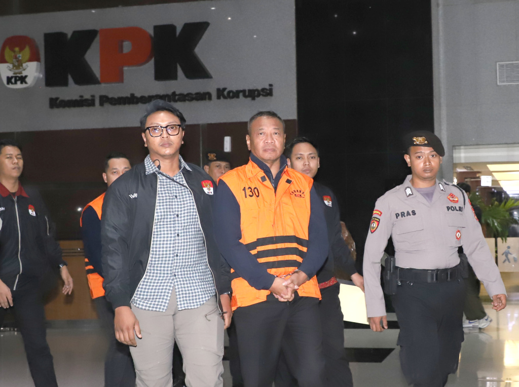 KPK resmi menahan tersangka Bupati Tulungagung Gatut Sunu Wibowo dan Ajudan (ADC) Dwi Yoga Ambal terkait kasus korupsi pemerasan di Pemkab Tulungagung (Ashar/SinPo.id)