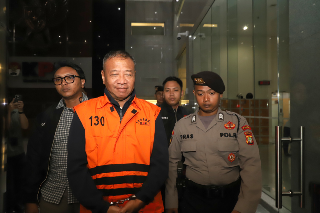 KPK resmi menahan tersangka Bupati Tulungagung Gatut Sunu Wibowo dan Ajudan (ADC) Dwi Yoga Ambal terkait kasus korupsi pemerasan di Pemkab Tulungagung (Ashar/SinPo.id)