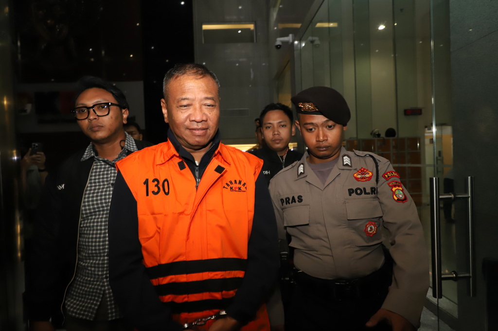 KPK resmi menahan tersangka Bupati Tulungagung Gatut Sunu Wibowo dan Ajudan (ADC) Dwi Yoga Ambal terkait kasus korupsi pemerasan di Pemkab Tulungagung (Ashar/SinPo.id)