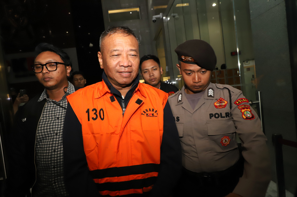 KPK resmi menahan tersangka Bupati Tulungagung Gatut Sunu Wibowo dan Ajudan (ADC) Dwi Yoga Ambal terkait kasus korupsi pemerasan di Pemkab Tulungagung (Ashar/SinPo.id)