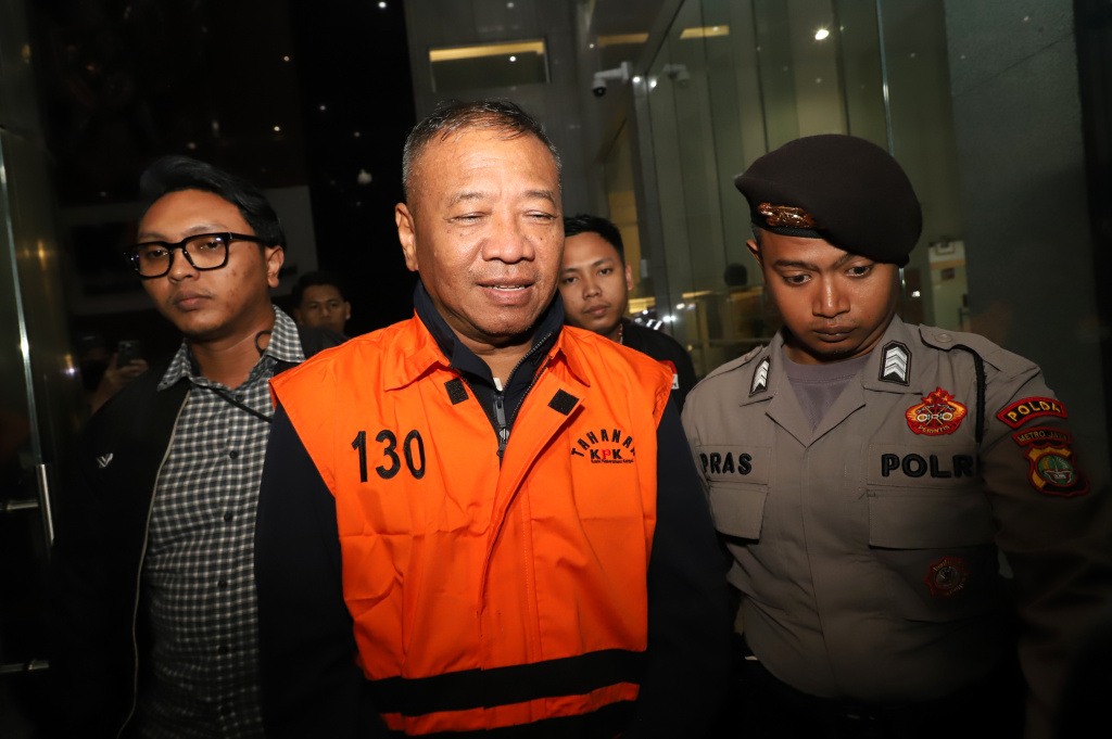 KPK resmi menahan tersangka Bupati Tulungagung Gatut Sunu Wibowo dan Ajudan (ADC) Dwi Yoga Ambal terkait kasus korupsi pemerasan di Pemkab Tulungagung (Ashar/SinPo.id)