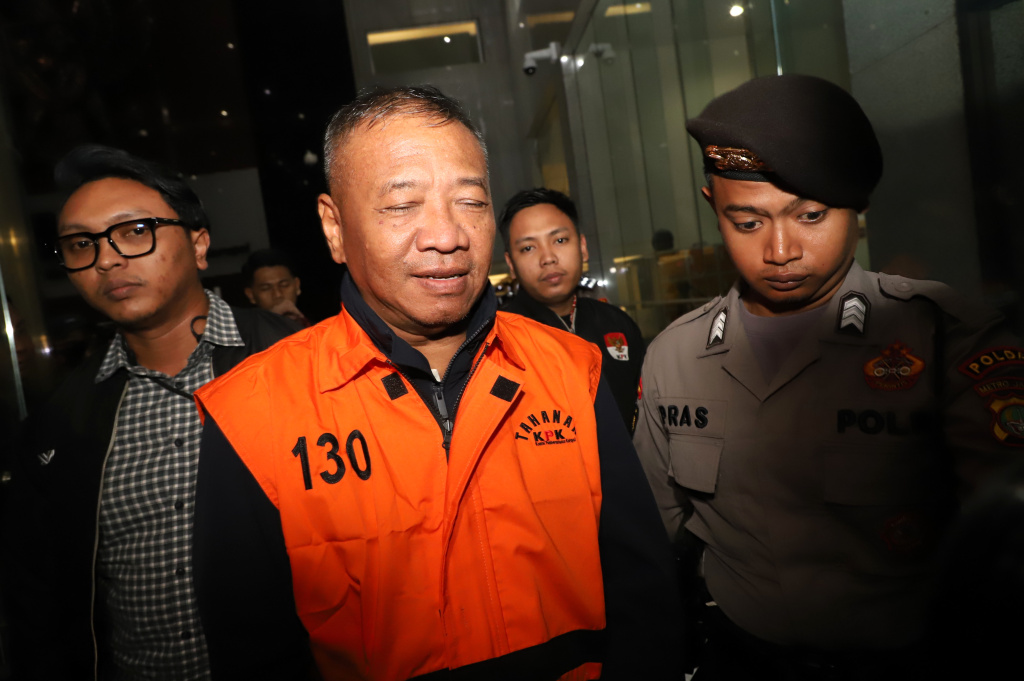 KPK resmi menahan tersangka Bupati Tulungagung Gatut Sunu Wibowo dan Ajudan (ADC) Dwi Yoga Ambal terkait kasus korupsi pemerasan di Pemkab Tulungagung (Ashar/SinPo.id)