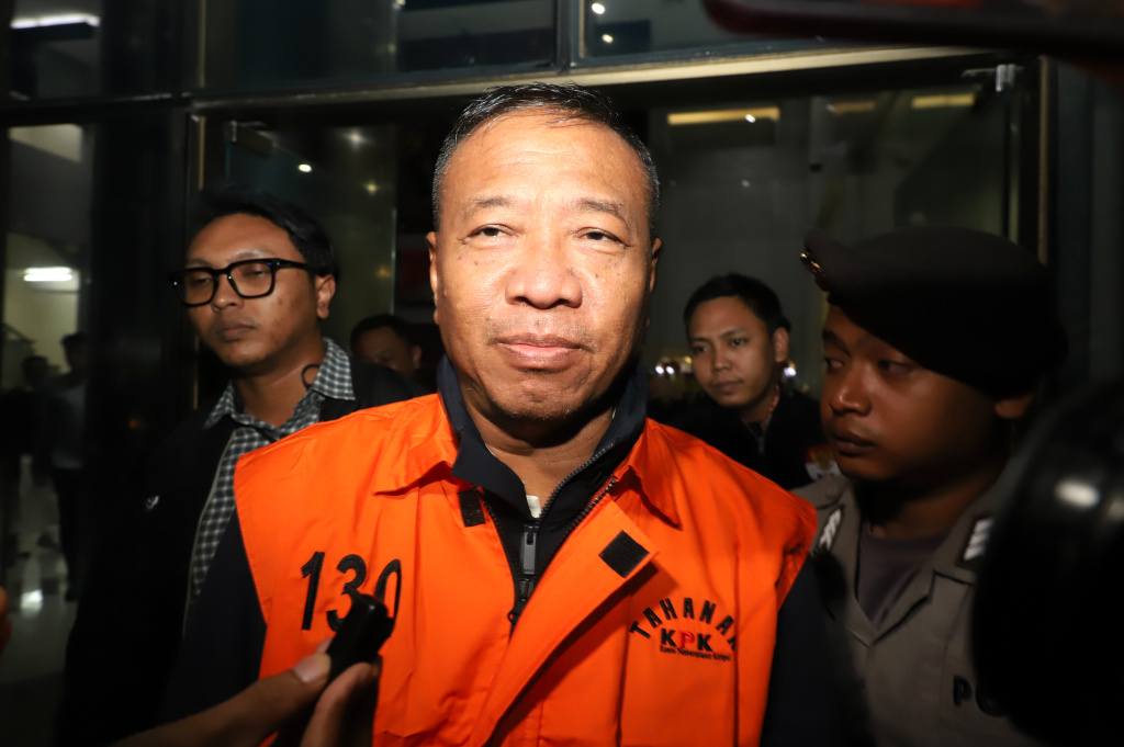 KPK resmi menahan tersangka Bupati Tulungagung Gatut Sunu Wibowo dan Ajudan (ADC) Dwi Yoga Ambal terkait kasus korupsi pemerasan di Pemkab Tulungagung (Ashar/SinPo.id)