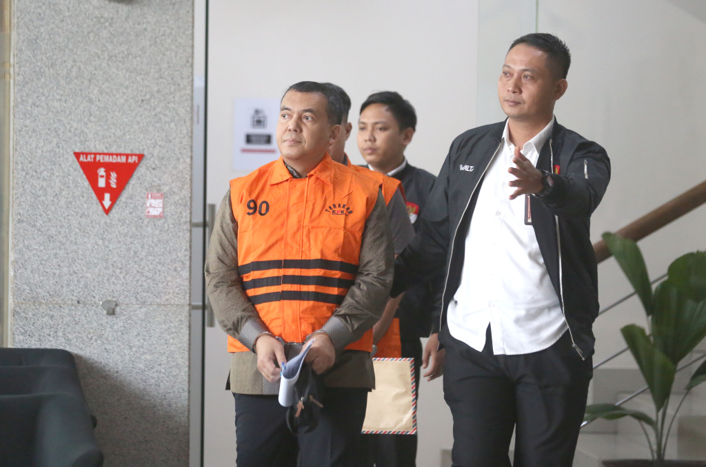 KPK tetapkan tersangka Eks Wamenimipas Silmy Karim terkait kasus dugaan korupsi terkait pengurusan izin tinggal warga negara asing (WNA) di Indonesia (Ashar/SinPo.id)