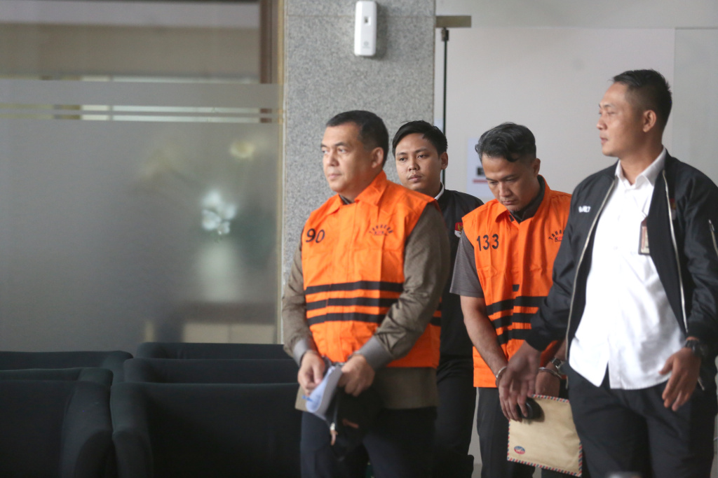 KPK tetapkan tersangka Eks Wamenimipas Silmy Karim terkait kasus dugaan korupsi terkait pengurusan izin tinggal warga negara asing (WNA) di Indonesia (Ashar/SinPo.id)