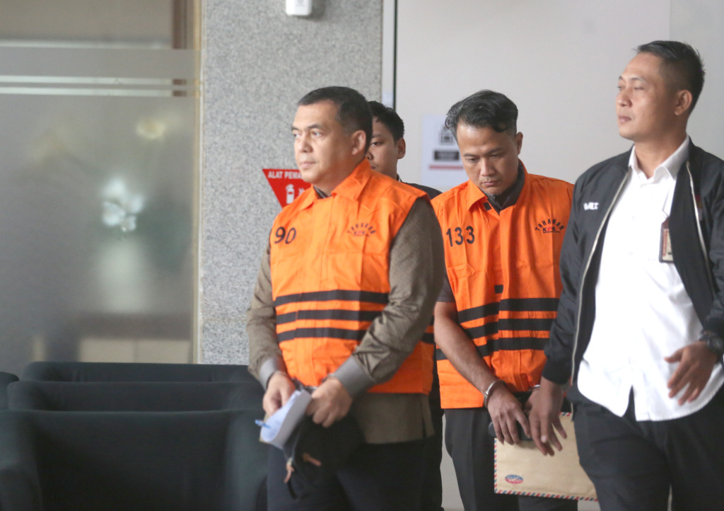 KPK tetapkan tersangka Eks Wamenimipas Silmy Karim terkait kasus dugaan korupsi terkait pengurusan izin tinggal warga negara asing (WNA) di Indonesia (Ashar/SinPo.id)