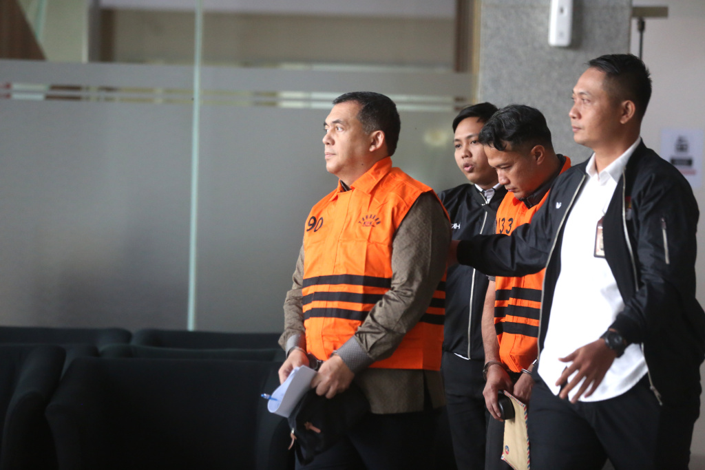 KPK tetapkan tersangka Eks Wamenimipas Silmy Karim terkait kasus dugaan korupsi terkait pengurusan izin tinggal warga negara asing (WNA) di Indonesia (Ashar/SinPo.id)