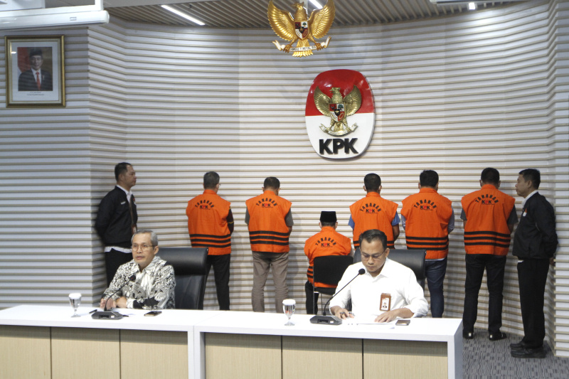 KPK resmi tahan Gubernur Maluku Utara Abdul Gani Kasuba terkait suap proyek infrastruktur Malut (Ashar/SinPo.id)