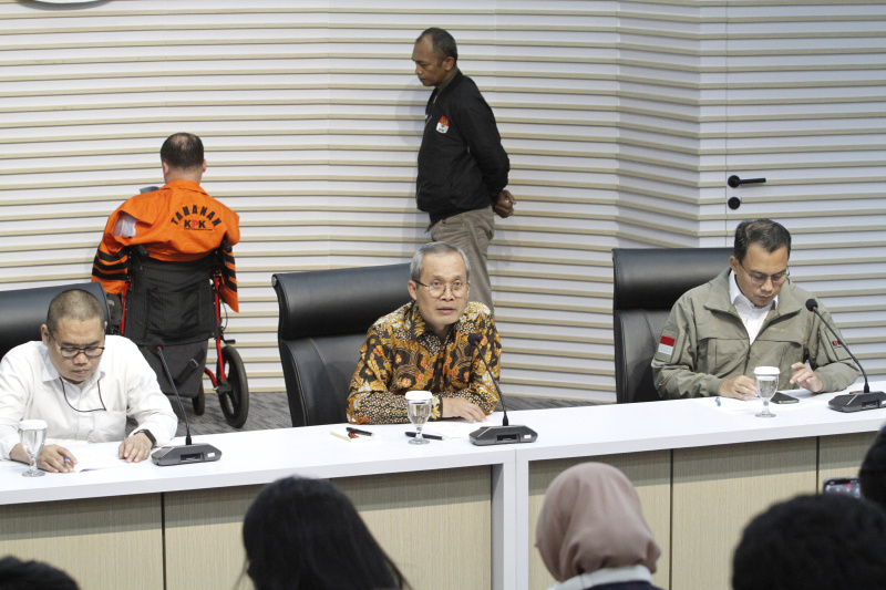 KPK resmi menahan Direktur Utama PT CLM Helmu Hermawan penyuap Wamenkumham Eddy Hiariej sebesar Rp 4 miliar (Ashar/SinPo.id)