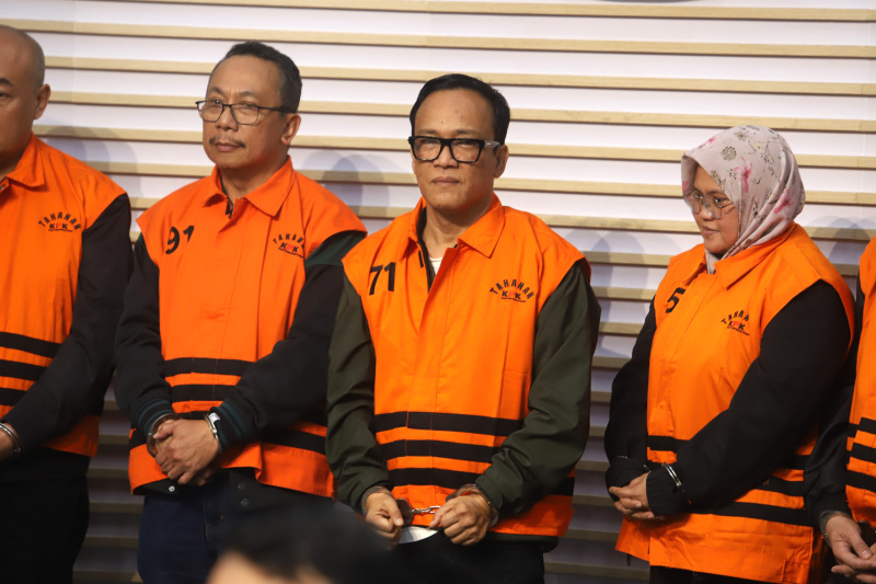 KPK resmi menahan Wamenaker Immanuel Ebenezer terkait kasus pemerasan pengurusan sertifikat K3 (Ashar/SinPo.id)