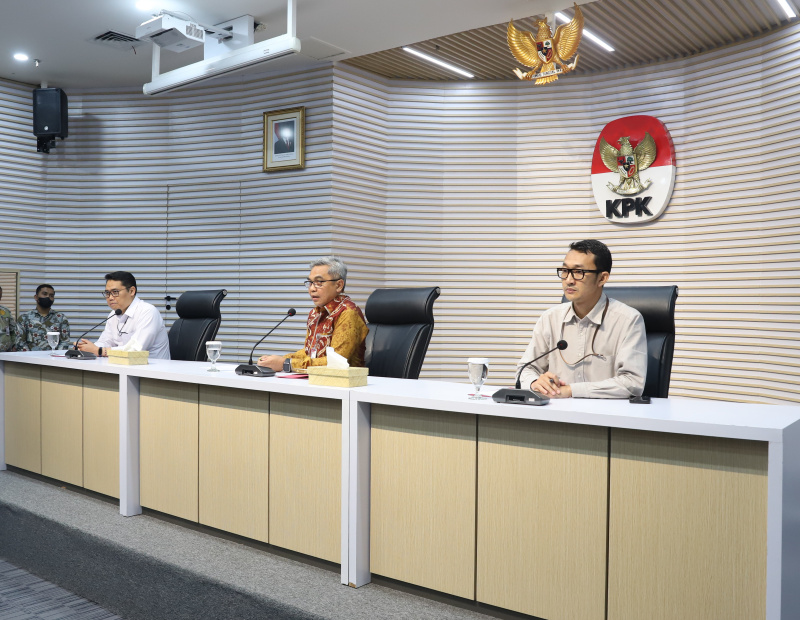 KPK resmi menahan Wamenaker Immanuel Ebenezer terkait kasus pemerasan pengurusan sertifikat K3 (Ashar/SinPo.id)