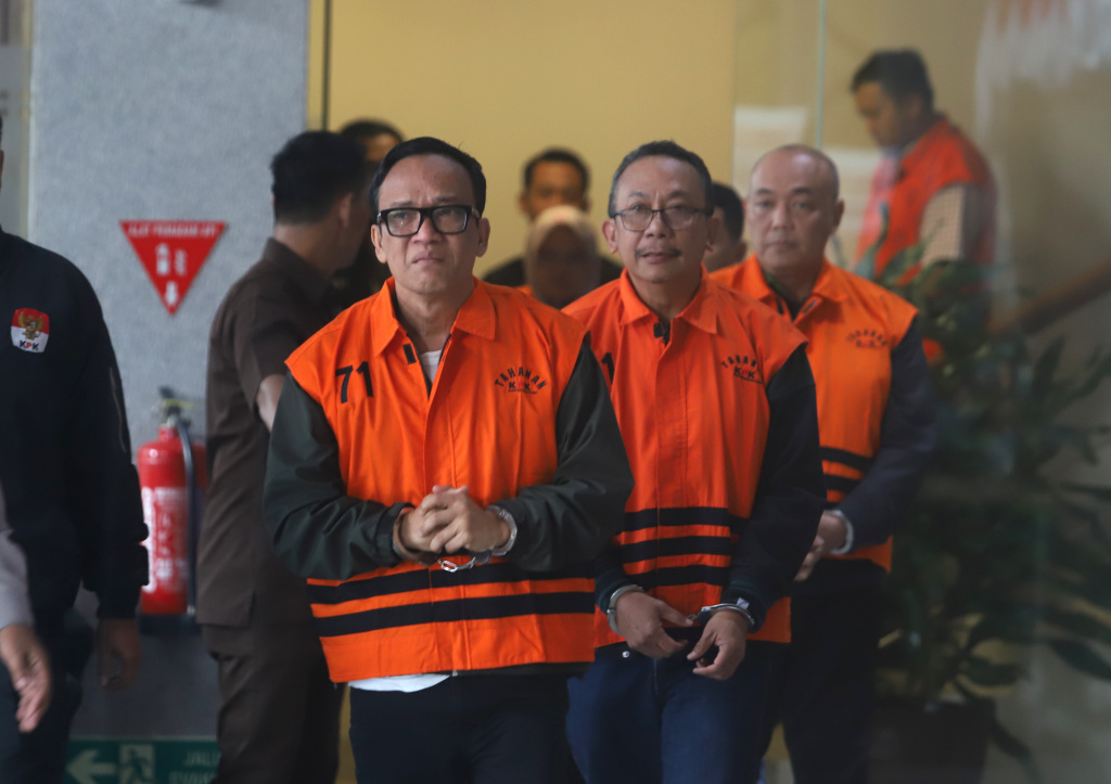 KPK resmi menahan Wamenaker Immanuel Ebenezer terkait kasus pemerasan pengurusan sertifikat K3 (Ashar/SinPo.id)