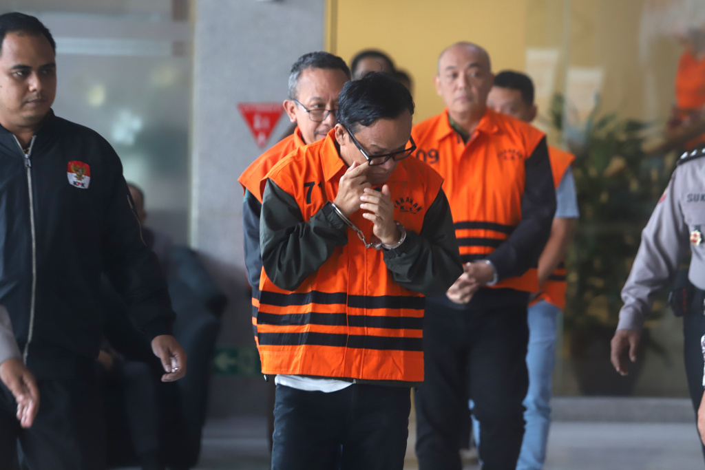 KPK resmi menahan Wamenaker Immanuel Ebenezer terkait kasus pemerasan pengurusan sertifikat K3 (Ashar/SinPo.id)