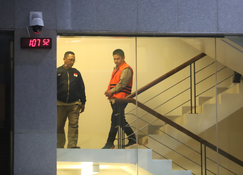 KPK resmi menetapkan Bupati Kolaka Timur Abdul Azis tersangka terkait kasus suap DAK pembangunan rumah sakit daerah di Kolaka Timur (Ashar/SinPo.id)