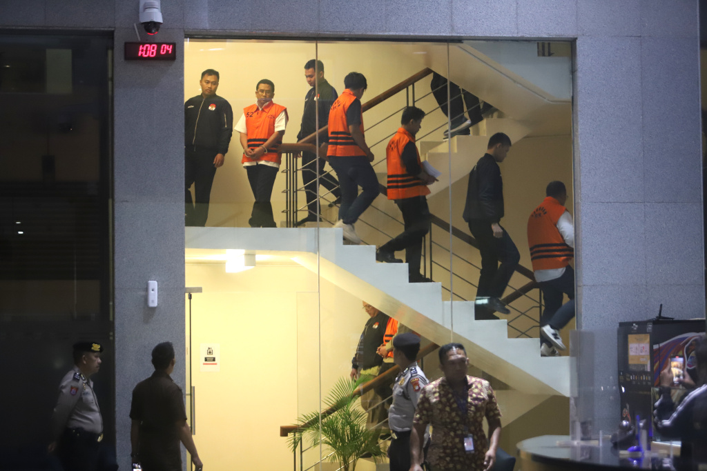 KPK resmi menetapkan Bupati Kolaka Timur Abdul Azis tersangka terkait kasus suap DAK pembangunan rumah sakit daerah di Kolaka Timur (Ashar/SinPo.id)