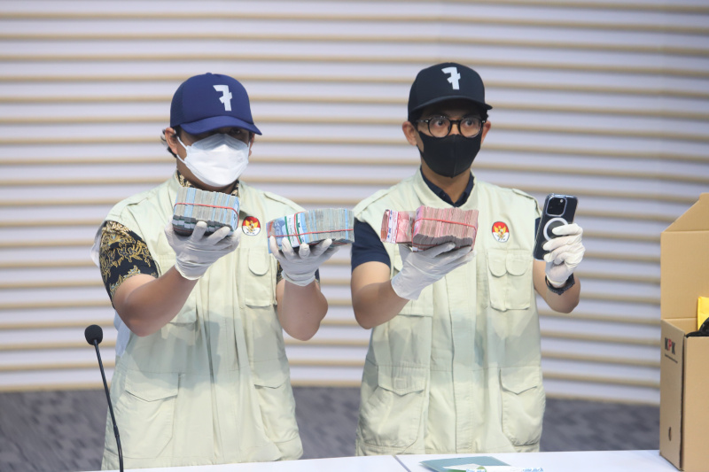 KPK resmi menetapkan Bupati Kolaka Timur Abdul Azis tersangka terkait kasus suap DAK pembangunan rumah sakit daerah di Kolaka Timur (Ashar/SinPo.id)