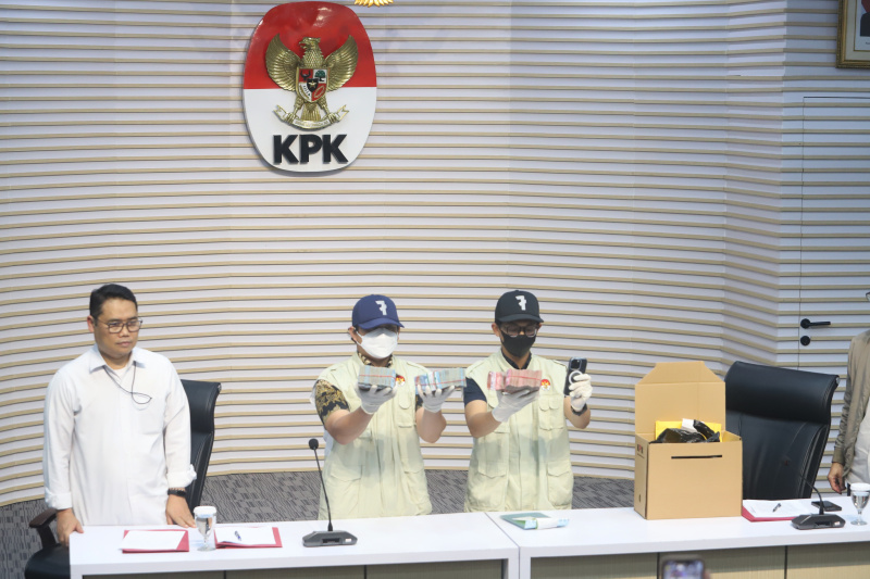 KPK resmi menetapkan Bupati Kolaka Timur Abdul Azis tersangka terkait kasus suap DAK pembangunan rumah sakit daerah di Kolaka Timur (Ashar/SinPo.id)