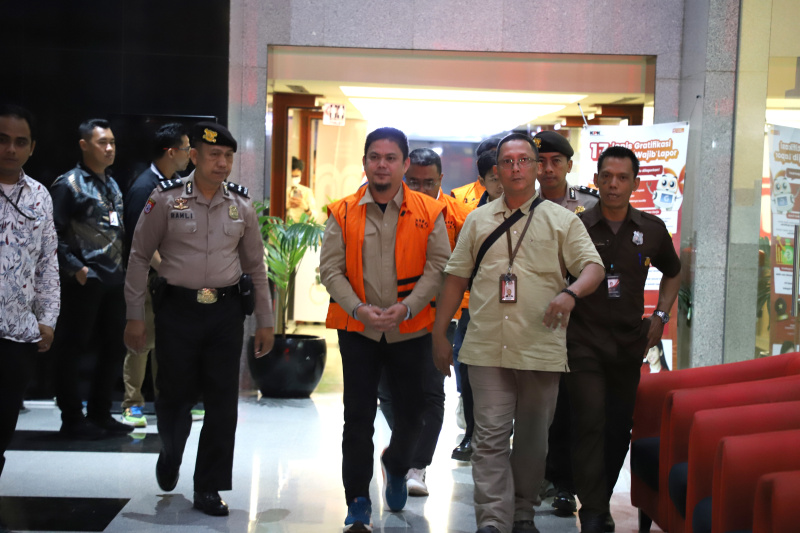 KPK resmi menetapkan Bupati Kolaka Timur Abdul Azis tersangka terkait kasus suap DAK pembangunan rumah sakit daerah di Kolaka Timur (Ashar/SinPo.id)