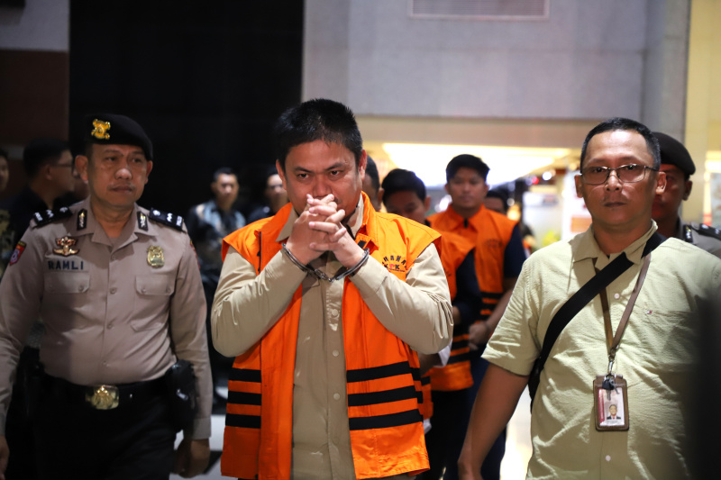 KPK resmi menetapkan Bupati Kolaka Timur Abdul Azis tersangka terkait kasus suap DAK pembangunan rumah sakit daerah di Kolaka Timur (Ashar/SinPo.id)