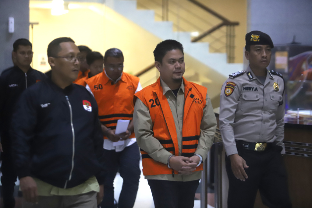 KPK resmi menetapkan Bupati Kolaka Timur Abdul Azis tersangka terkait kasus suap DAK pembangunan rumah sakit daerah di Kolaka Timur (Ashar/SinPo.id)