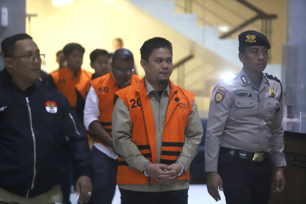 KPK resmi menetapkan Bupati Kolaka Timur Abdul Azis tersangka terkait kasus suap DAK pembangunan rumah sakit daerah di Kolaka Timur (Ashar/SinPo.id)