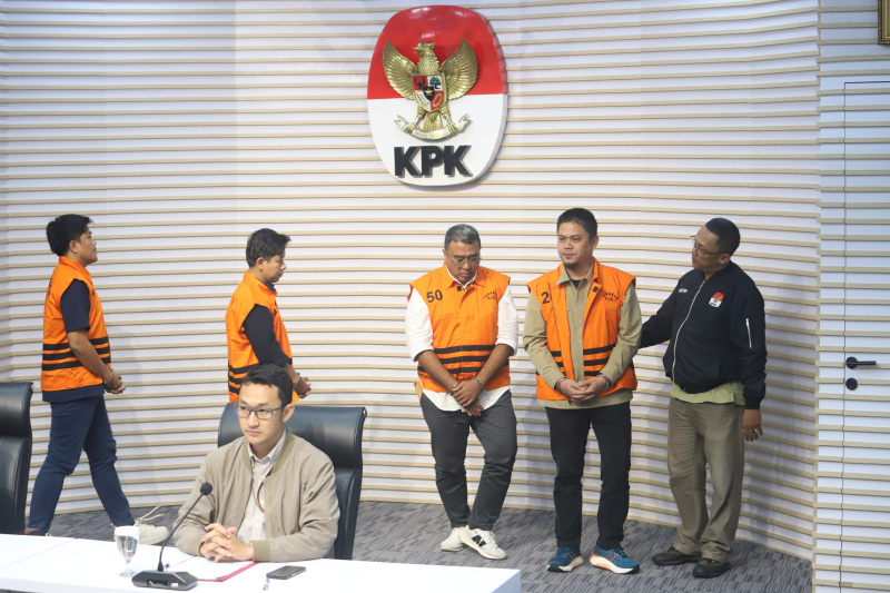 KPK resmi menetapkan Bupati Kolaka Timur Abdul Azis tersangka terkait kasus suap DAK pembangunan rumah sakit daerah di Kolaka Timur (Ashar/SinPo.id)