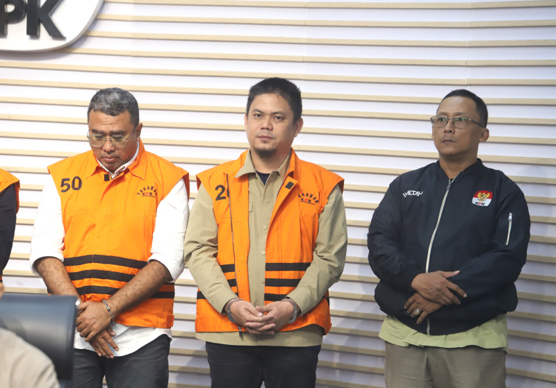 KPK resmi menetapkan Bupati Kolaka Timur Abdul Azis tersangka terkait kasus suap DAK pembangunan rumah sakit daerah di Kolaka Timur (Ashar/SinPo.id)