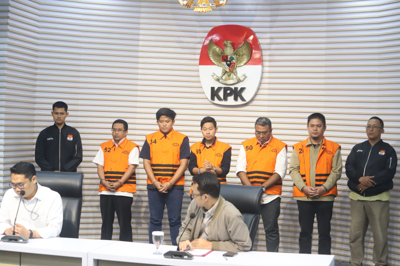 KPK resmi menetapkan Bupati Kolaka Timur Abdul Azis tersangka terkait kasus suap DAK pembangunan rumah sakit daerah di Kolaka Timur (Ashar/SinPo.id)