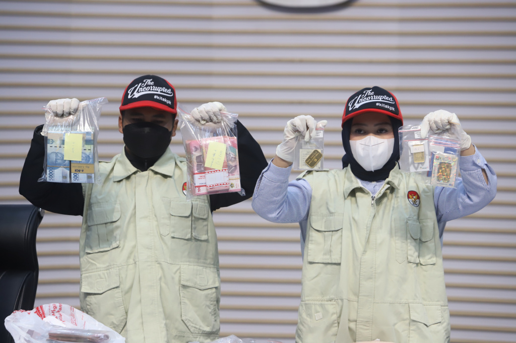 KPK resmi menetapkan tersangka Bupati Lampung Tengah Ardito Wijaya terkait kasus dugaan suap dan gratifikasi di lingkungan Pemkab Lampung Tengah (Ashar/SinPo.id)