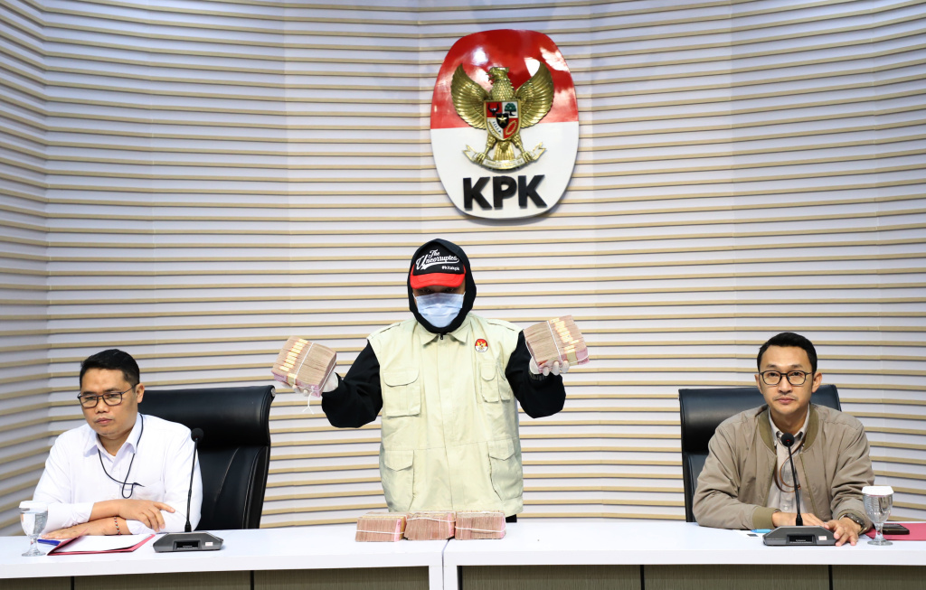 KPK Resmi tetapkan tersangka Bupati Ponorogo Sugiri Sancoko terkait kasus mutasi dan rotasi jabatan di RSUD Harjono Ponorogo (Ashar/SinPo.id)