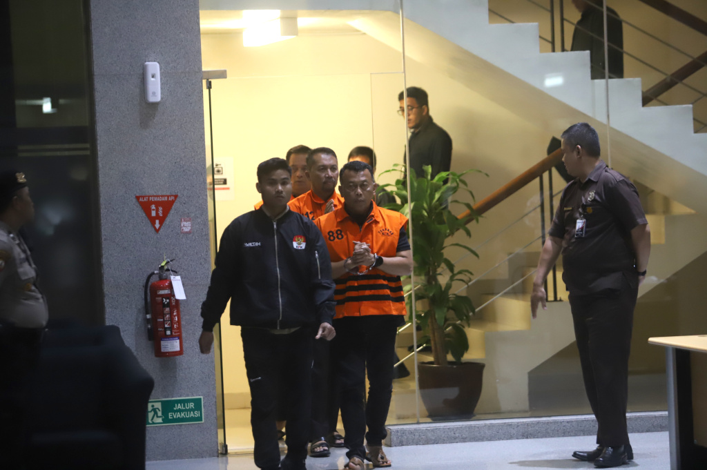 KPK Resmi tetapkan tersangka Bupati Ponorogo Sugiri Sancoko terkait kasus mutasi dan rotasi jabatan di RSUD Harjono Ponorogo (Ashar/SinPo.id)