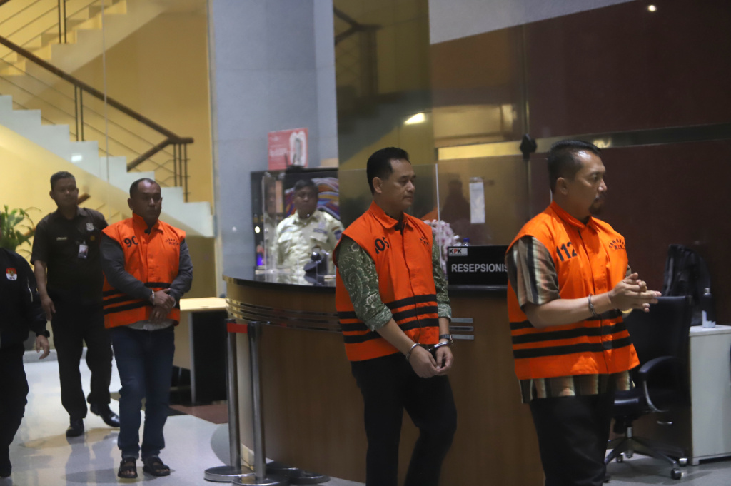 KPK Resmi tetapkan tersangka Bupati Ponorogo Sugiri Sancoko terkait kasus mutasi dan rotasi jabatan di RSUD Harjono Ponorogo (Ashar/SinPo.id)