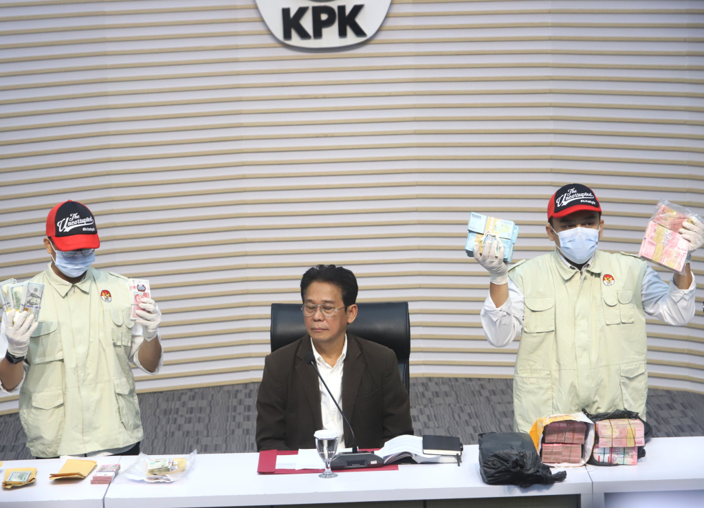 KPK menetapkan tersangka Gubernur Riau terkait kasus korupsi UPT Jalan dan Jembatan (Ashar/SinPo.id)