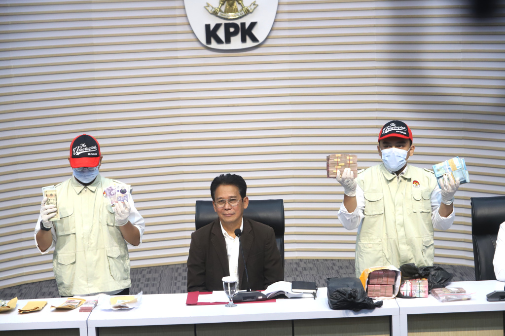 KPK menetapkan tersangka Gubernur Riau terkait kasus korupsi UPT Jalan dan Jembatan (Ashar/SinPo.id)