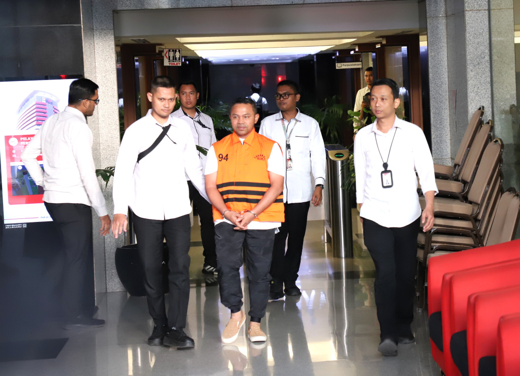 KPK menetapkan tersangka Gubernur Riau terkait kasus korupsi UPT Jalan dan Jembatan (Ashar/SinPo.id)