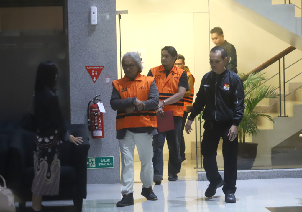 KPK resmi menetapkan tiga tersangka korupsi KPP Madya Banjarmasin terkait kasus suap surat (SKPKPP) dengan nilai Rp.48,3 miliar (Ashar/SinPo.id)