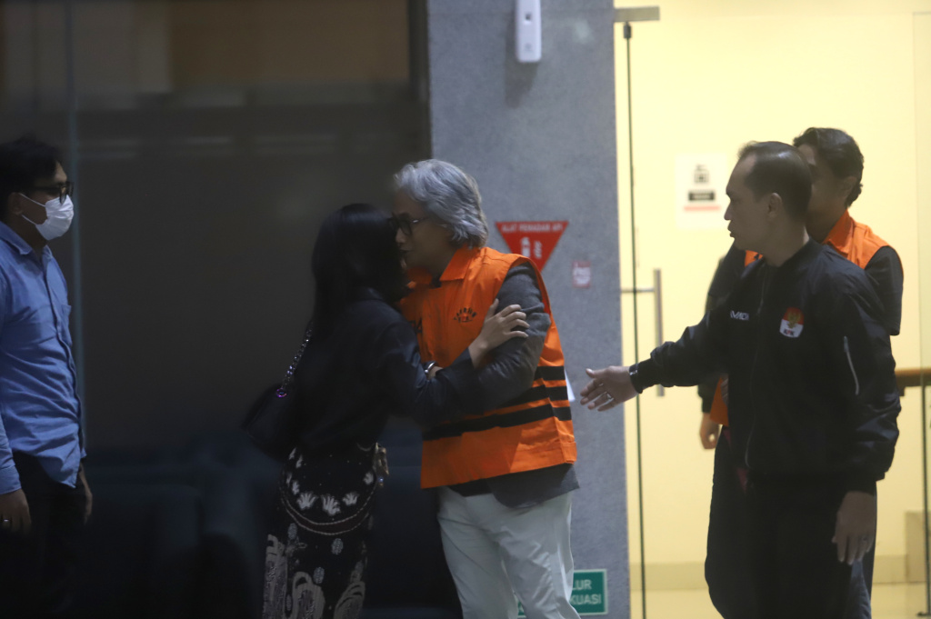 KPK resmi menetapkan tiga tersangka korupsi KPP Madya Banjarmasin terkait kasus suap surat (SKPKPP) dengan nilai Rp.48,3 miliar (Ashar/SinPo.id)