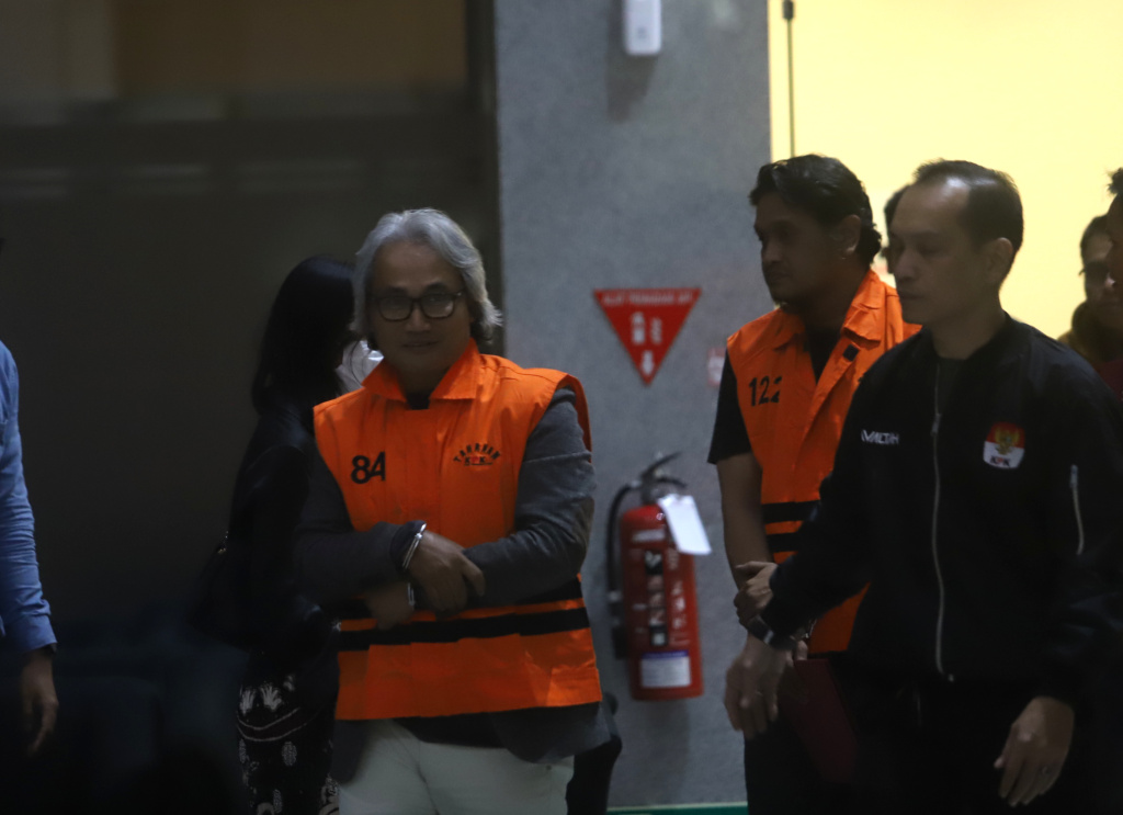 KPK resmi menetapkan tiga tersangka korupsi KPP Madya Banjarmasin terkait kasus suap surat (SKPKPP) dengan nilai Rp.48,3 miliar (Ashar/SinPo.id)