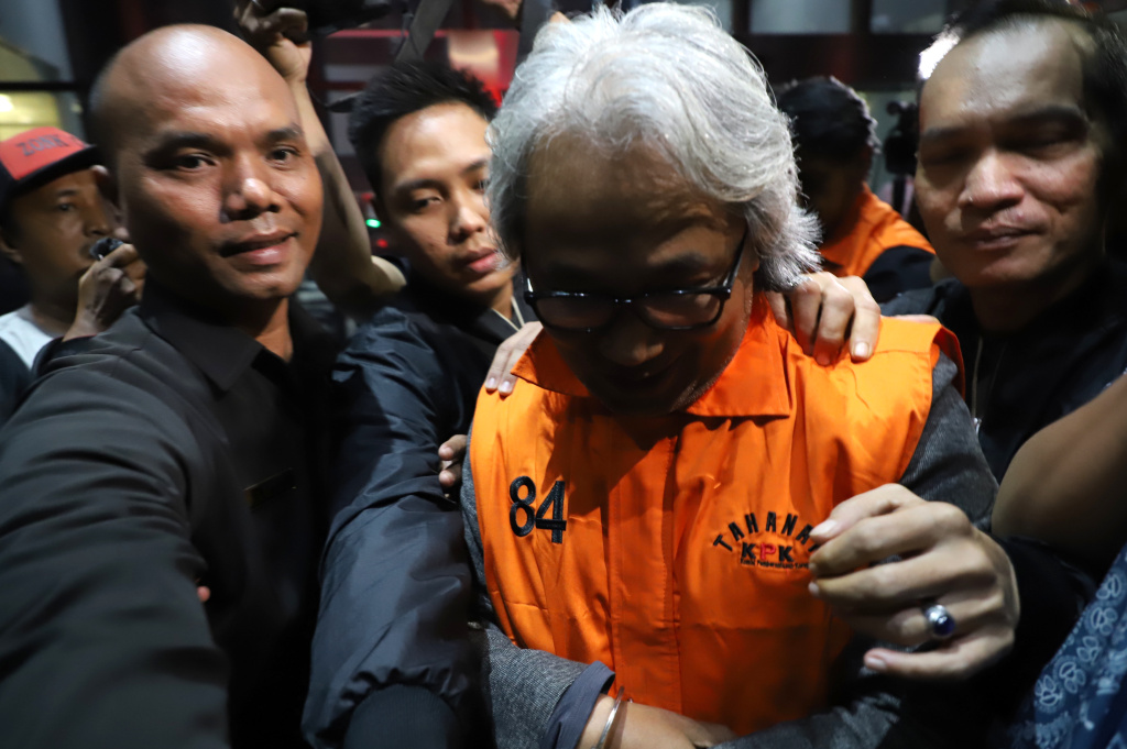 KPK resmi menetapkan tiga tersangka korupsi KPP Madya Banjarmasin terkait kasus suap surat (SKPKPP) dengan nilai Rp.48,3 miliar (Ashar/SinPo.id)