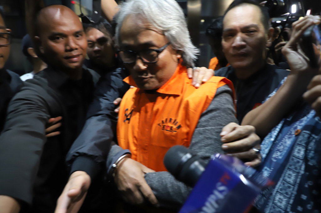 KPK resmi menetapkan tiga tersangka korupsi KPP Madya Banjarmasin terkait kasus suap surat (SKPKPP) dengan nilai Rp.48,3 miliar (Ashar/SinPo.id)