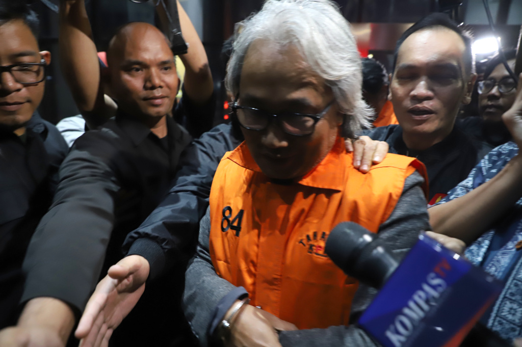 KPK resmi menetapkan tiga tersangka korupsi KPP Madya Banjarmasin terkait kasus suap surat (SKPKPP) dengan nilai Rp.48,3 miliar (Ashar/SinPo.id)