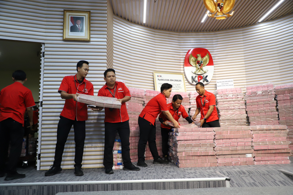 KPK menyerahkan uang rampasan hasil korupsi sebesar Rp.883 miliar kepada PT Taspen di Gedung Merah Putih KPK (Ashar/SinPo.id)