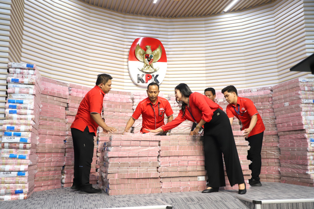 KPK menyerahkan uang rampasan hasil korupsi sebesar Rp.883 miliar kepada PT Taspen di Gedung Merah Putih KPK (Ashar/SinPo.id)
