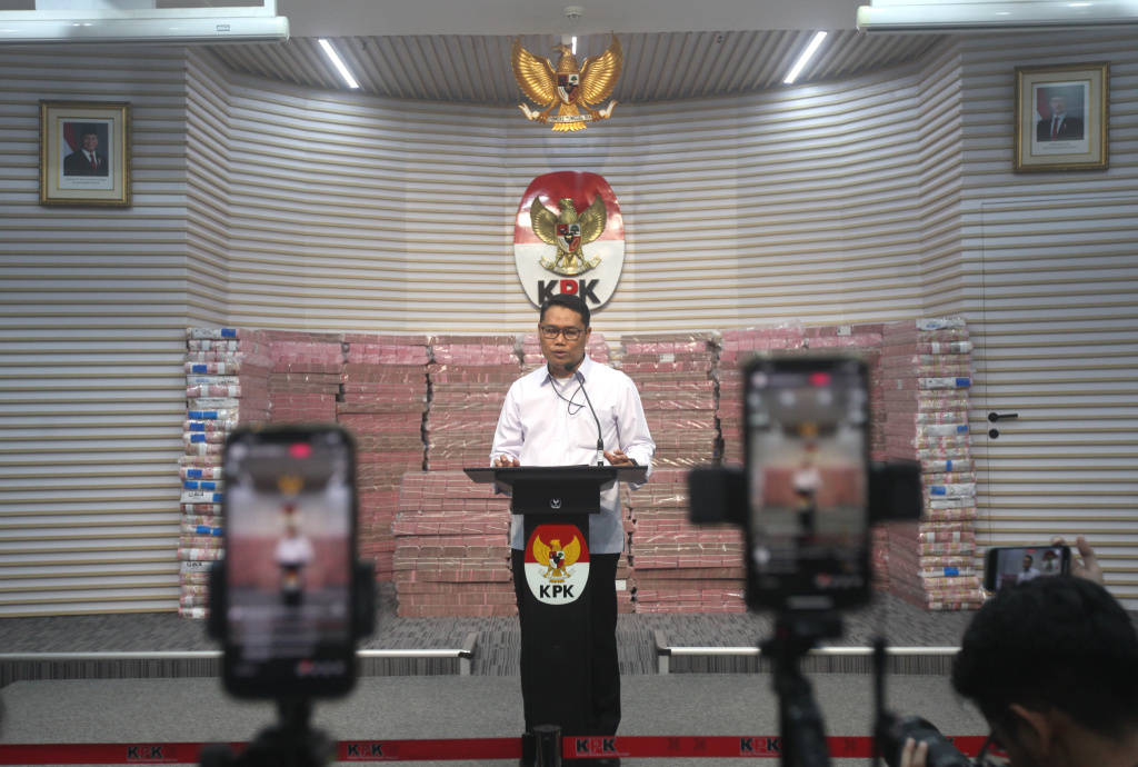 KPK menyerahkan uang rampasan hasil korupsi sebesar Rp.883 miliar kepada PT Taspen di Gedung Merah Putih KPK (Ashar/SinPo.id)