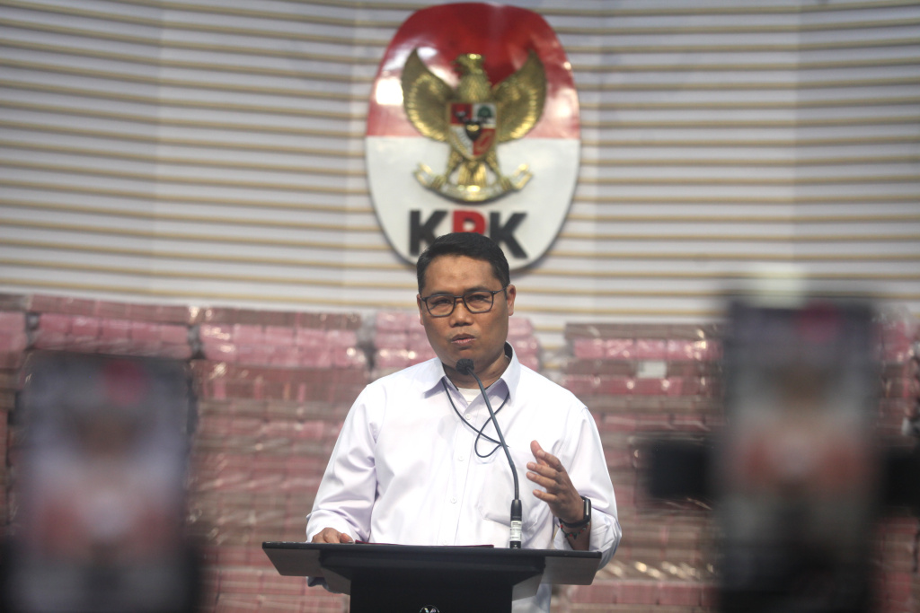 KPK menyerahkan uang rampasan hasil korupsi sebesar Rp.883 miliar kepada PT Taspen di Gedung Merah Putih KPK (Ashar/SinPo.id)