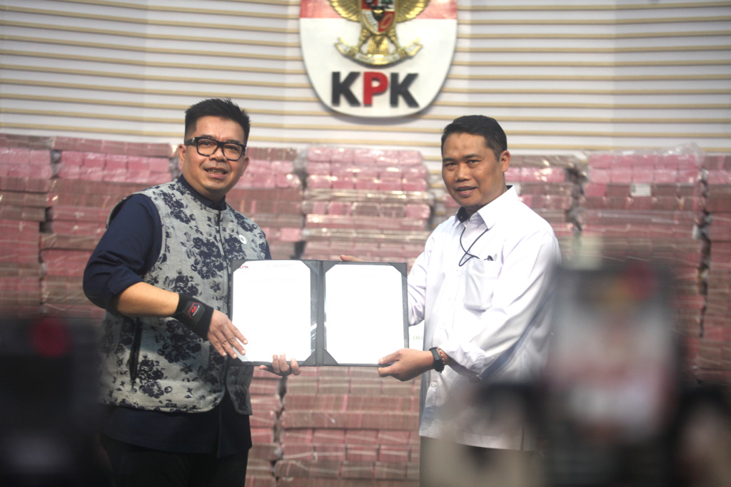 KPK menyerahkan uang rampasan hasil korupsi sebesar Rp.883 miliar kepada PT Taspen di Gedung Merah Putih KPK (Ashar/SinPo.id)