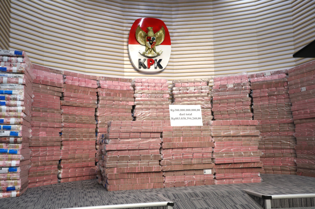 KPK menyerahkan uang rampasan hasil korupsi sebesar Rp.883 miliar kepada PT Taspen di Gedung Merah Putih KPK (Ashar/SinPo.id)